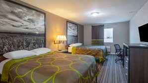 Une chambre d’hôtel avec deux lits, un bureau, une chaise et un téléviseur.