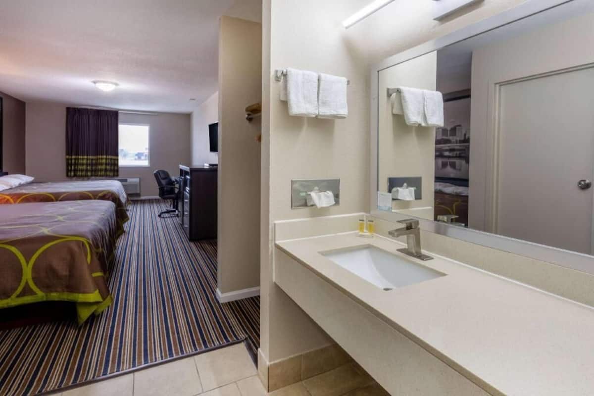 Schreibtisch, Zustellbetten, kostenloses WLAN, Bettwäsche