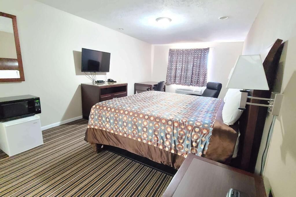 Een bureau, extra bedden, gratis wifi, beddengoed