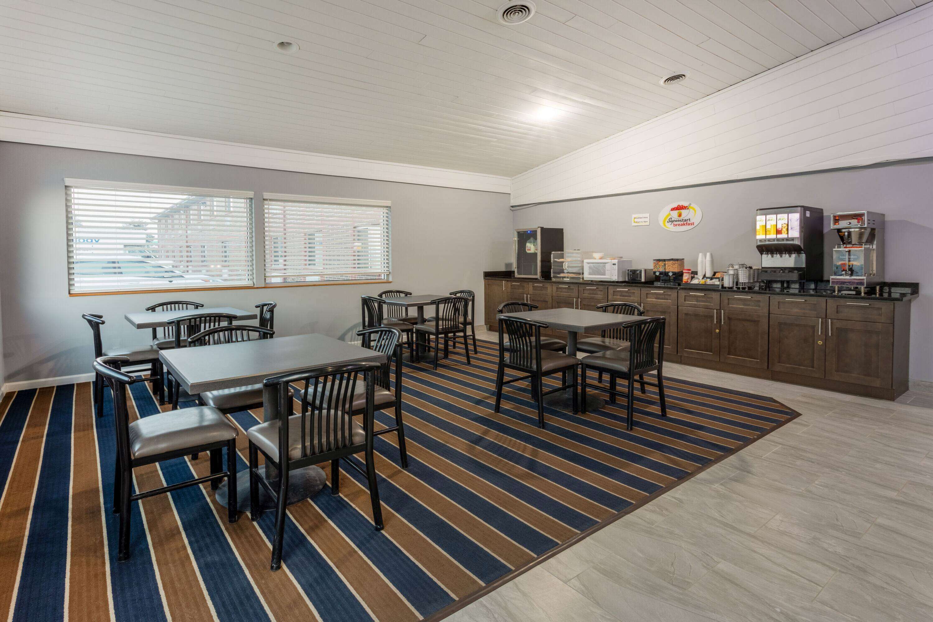 朝食 (コンチネンタル ブレックファスト)、毎日提供 (無料)