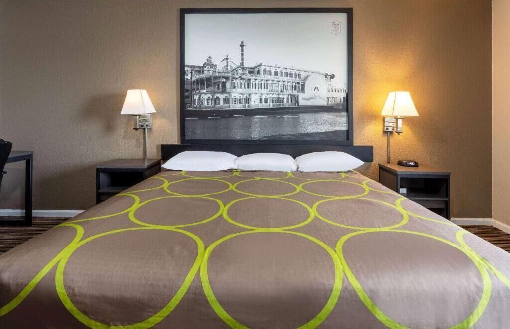 Een bureau, extra bedden, gratis wifi, beddengoed