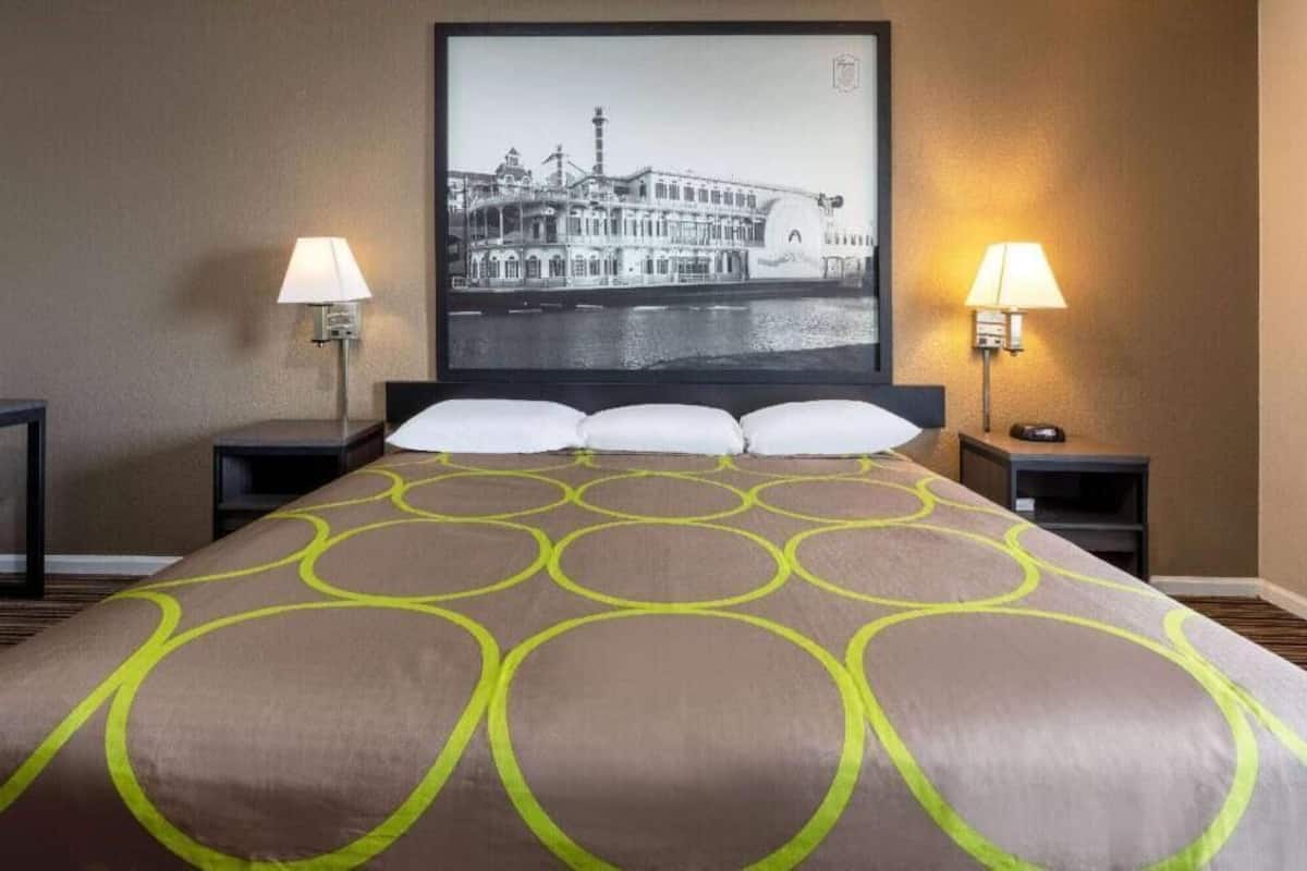 Schreibtisch, Zustellbetten, kostenloses WLAN, Bettwäsche