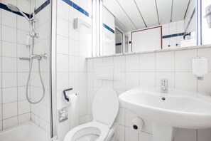 Standard Single Room, 1 Twin Bed | Bathroom | Shower, hair dryer, towels - Quality Hotel Hof (Hof)