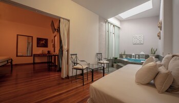 Master Suite with A/C and Jacuzzi | 羽绒被、客房内保险箱、特色装修、特色家居