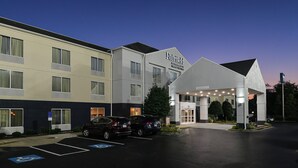 Un hôtel Fairfield Inn & Suites doté d’un parking, de places de stationnement accessibles aux personnes handicapées et d’une entrée bien éclairée.