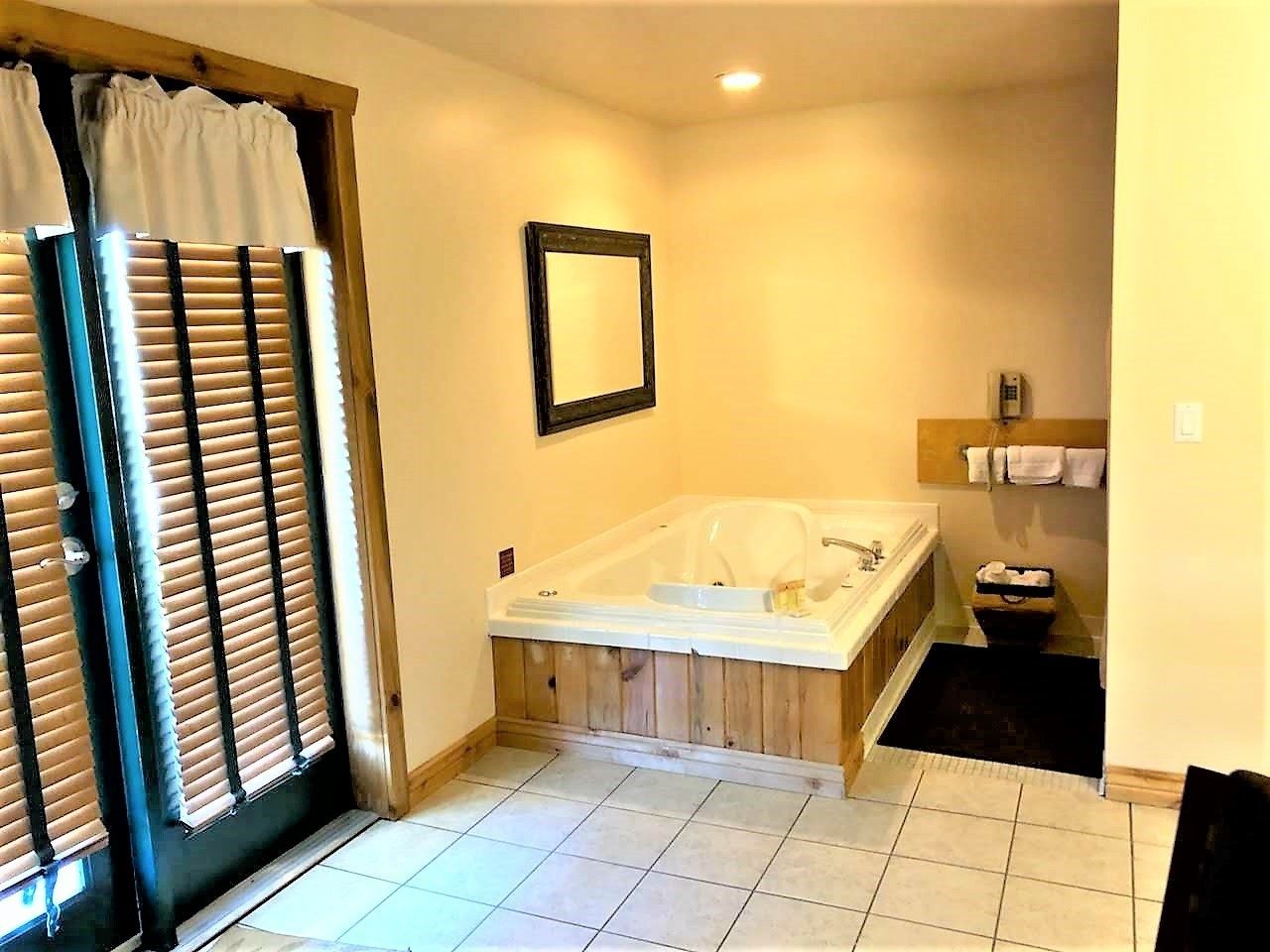 Honeymoon Suite | Jetted tub