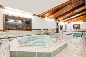 2 piscinas cubiertas, una piscina al aire libre