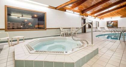 Super 8 by Wyndham Fargo/i-29/west Acres Mall