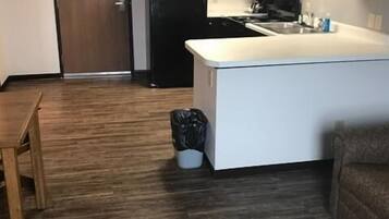 Studio suite, 1 kingsize bed, niet-roken | Privékitchenette | Een koelkast, een magnetron, een koffiezetapparaat/waterkoker