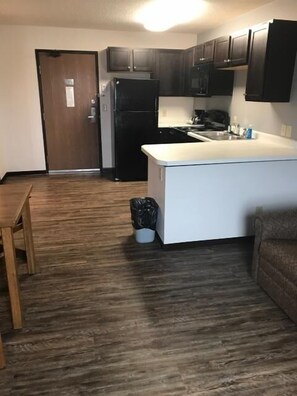 Suite estudio, 1 cama de matrimonio grande, no fumadores | Cocina básica privada | Frigorífico, microondas y cafetera o tetera
