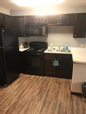 Suite estudio, 2 camas Queen size, para no fumadores | Caja de seguridad en la habitación y escritorio