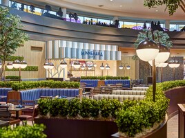 5 restaurants, breakfast, lunch, dinner served; American cuisine