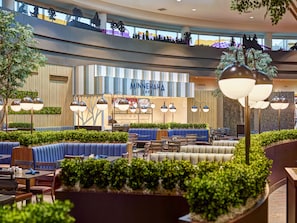 5 restaurants, servant le déjeuner et le dîner; cuisine américaine