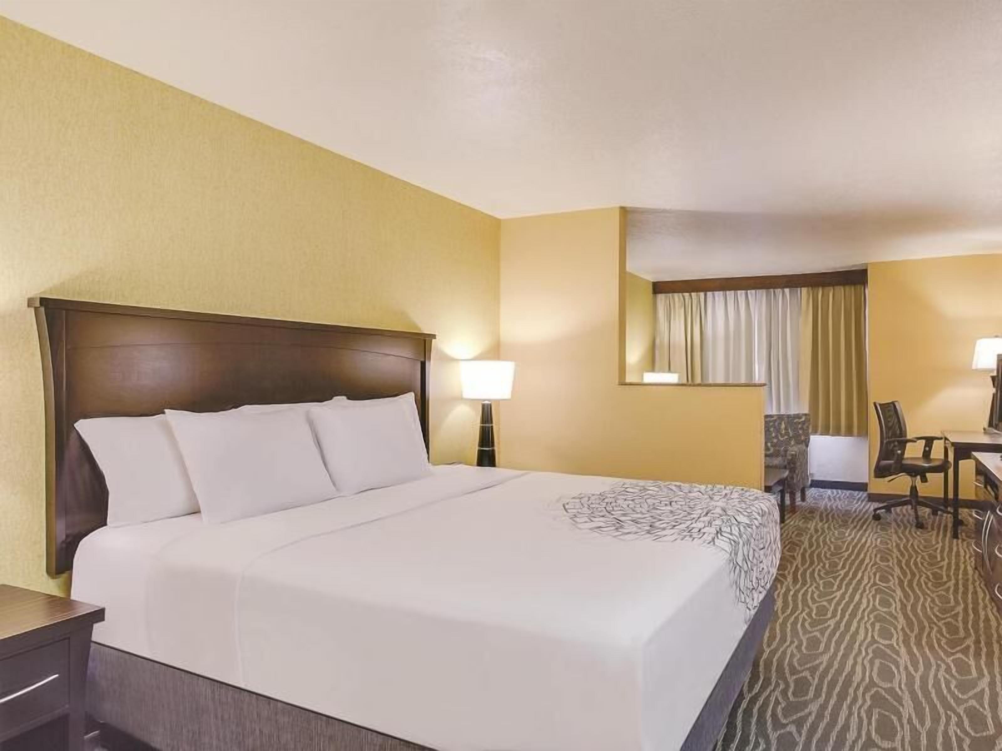 Ropa de cama de alta calidad, camas con pillow-top y escritorio 