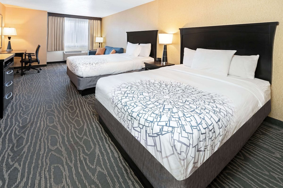 Deluxe Room, Berbilang Katil, Non Smoking, Mountain View (Deluxe Family Room) | Peralatan tempat tidur premium, tilam berlapik, meja