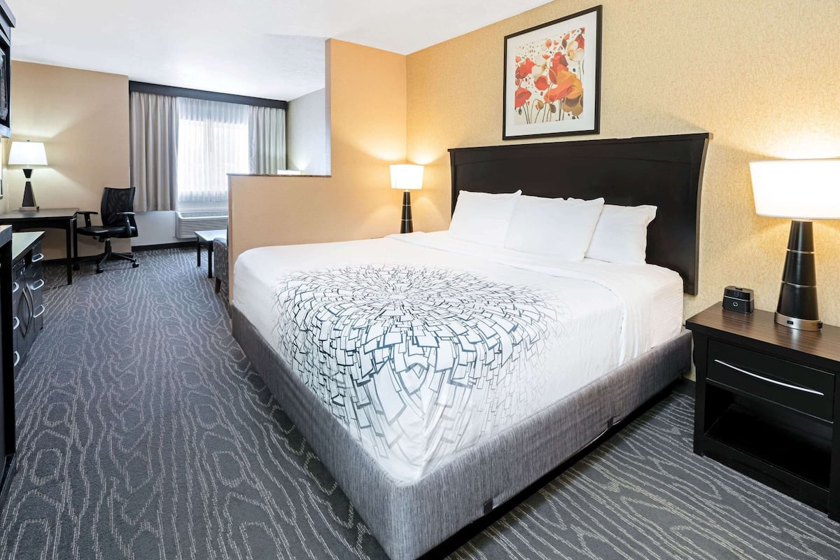 Executive Room, 1 Katil Raja (King), Non Smoking, Mountain View | Peralatan tempat tidur premium, tilam berlapik, meja