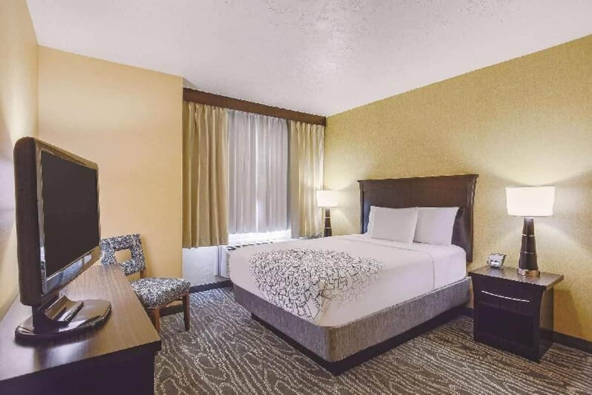 Ropa de cama de alta calidad, camas con pillow-top y escritorio