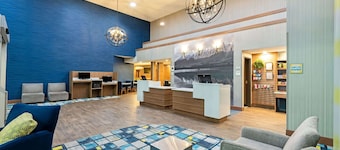 La Quinta Inn & Suites by Wyndham Logan