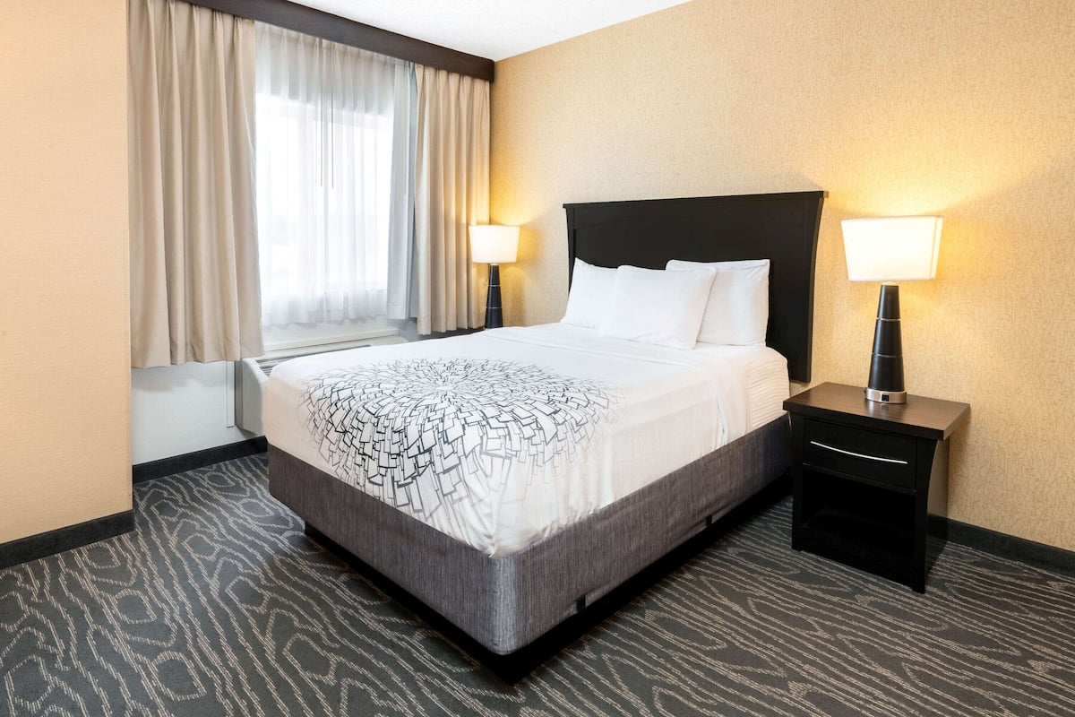 Room, 1 Katil Ratu (Queen), Accessible, Mountain View (Non-Smoking/Mobility) | Peralatan tempat tidur premium, tilam berlapik, meja