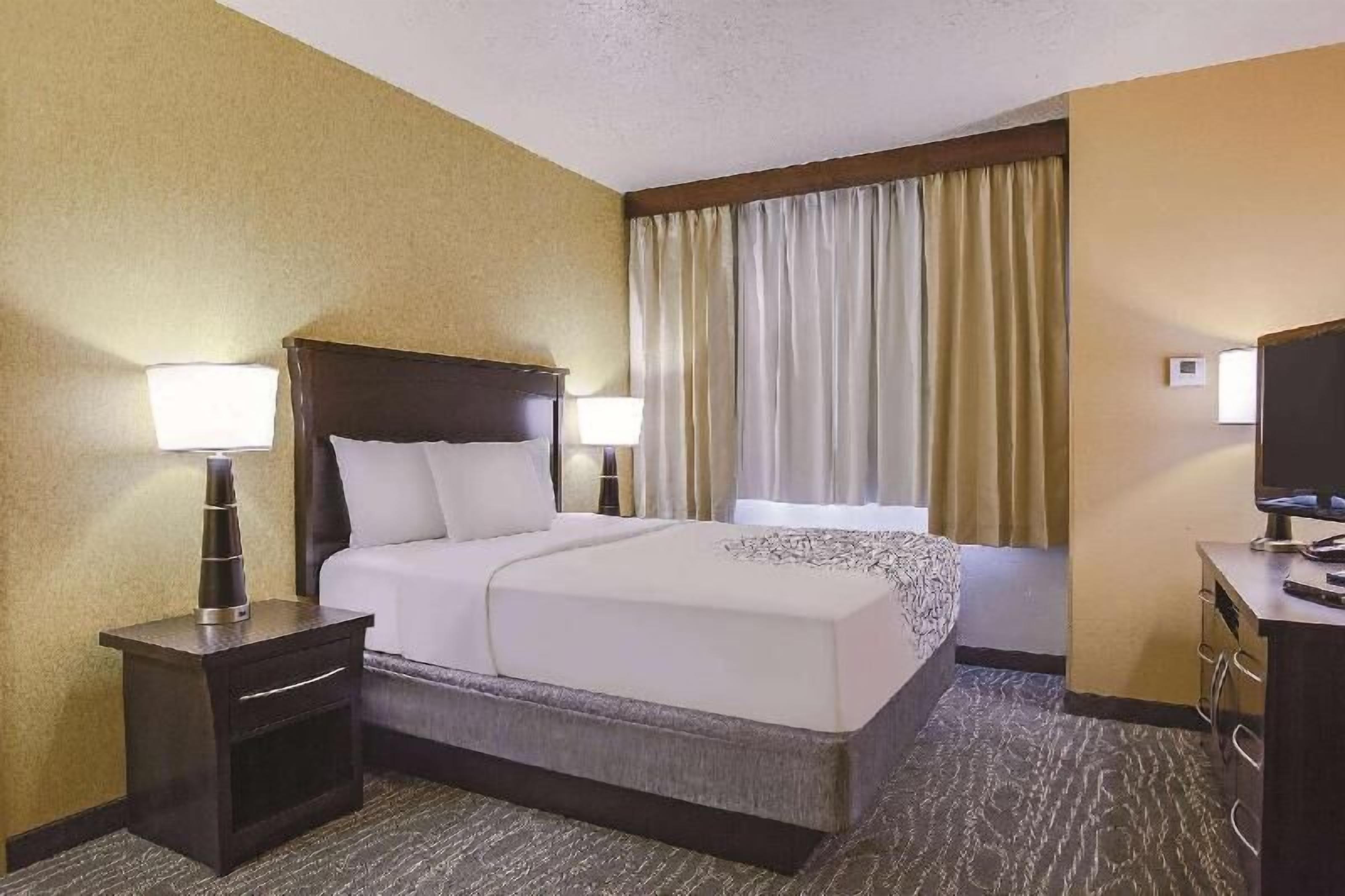 Ropa de cama de alta calidad, camas con pillow-top y escritorio 