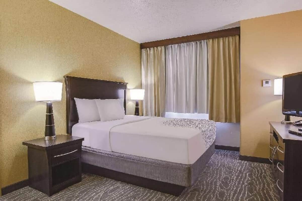 Ropa de cama de alta calidad, camas con pillow-top y escritorio