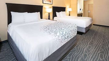 Habitación, 2 camas de matrimonio, accesible para personas con discapacidad (Mobility Accessible) | Ropa de cama de alta calidad y colchones con acolchado adicional