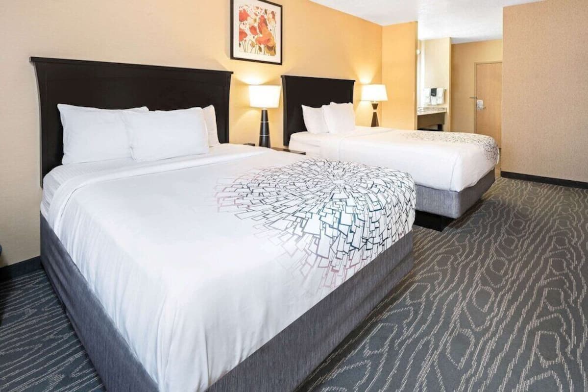 Ropa de cama de alta calidad, camas con pillow-top y escritorio