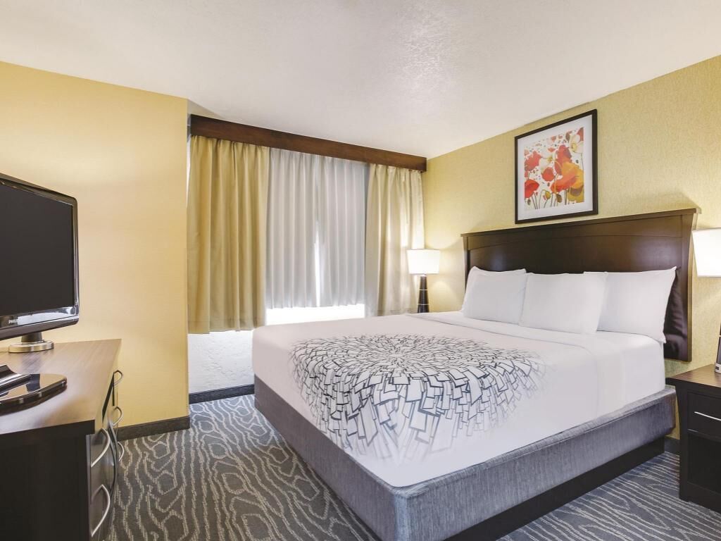 Ropa de cama de alta calidad, camas con pillow-top y escritorio 
