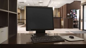 Un monitor Samsung sobre un escritorio con teclado y ratón.