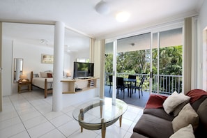 One-Bedroom King Apartment - Pool/Garden View | Living area