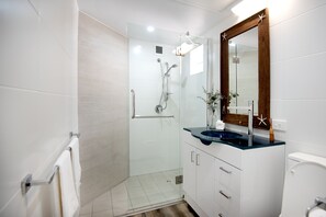 Bathroom - Golden Sands Beachfront Apartment Resort (Yorkeys Knob)