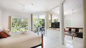 Executive appartement, 1 slaapkamer, balkon, uitzicht op zwembad | 1 slaapkamer, individueel gedecoreerd, individueel gemeubileerd