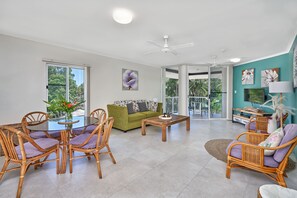 Departamento Premium, 1 cama Queen size y sofá cama | Área de sala de estar | Smart TV de 40 pulgadas con canales digitales, televisión y libros 