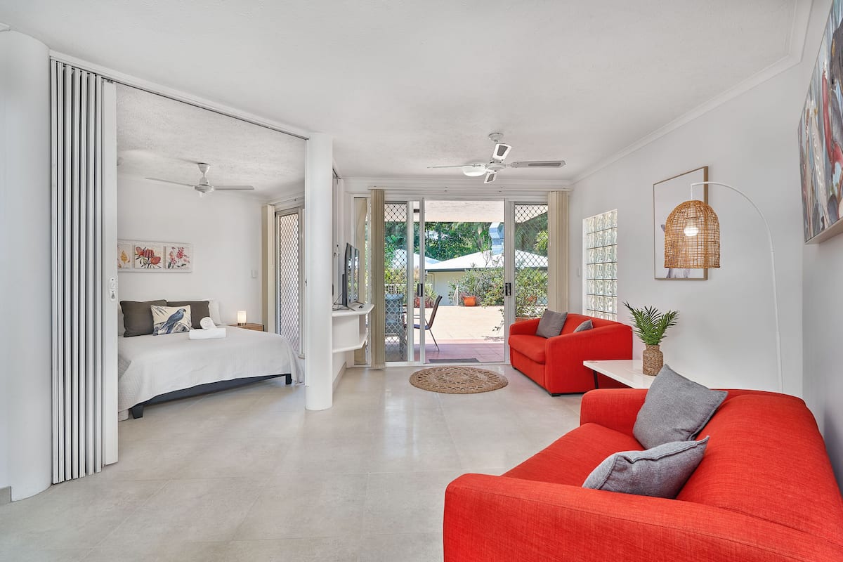 One-Bedroom Queen with Sofa Bed - Pool/Garden View | Living area | 40-inch Smart TV with digital channels, TV, books