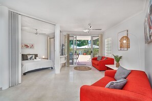 One-Bedroom Queen with Sofa Bed - Pool/Garden View | Zona de estar | Smart TV de 40 pulgadas con canales digitales, una televisión