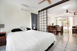 One-Bedroom King with Sofa Bed - Garden View | 1 habitación, decoración personalizada y muebles diferentes 