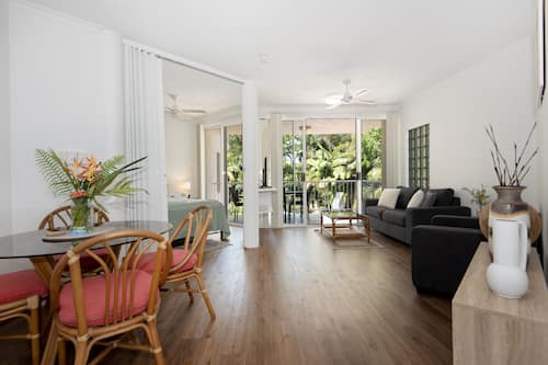 One-Bedroom Queen with Sofa Bed - Pool/Garden View | 1 bedroom, individually decorated, individually furnished, soundproofing