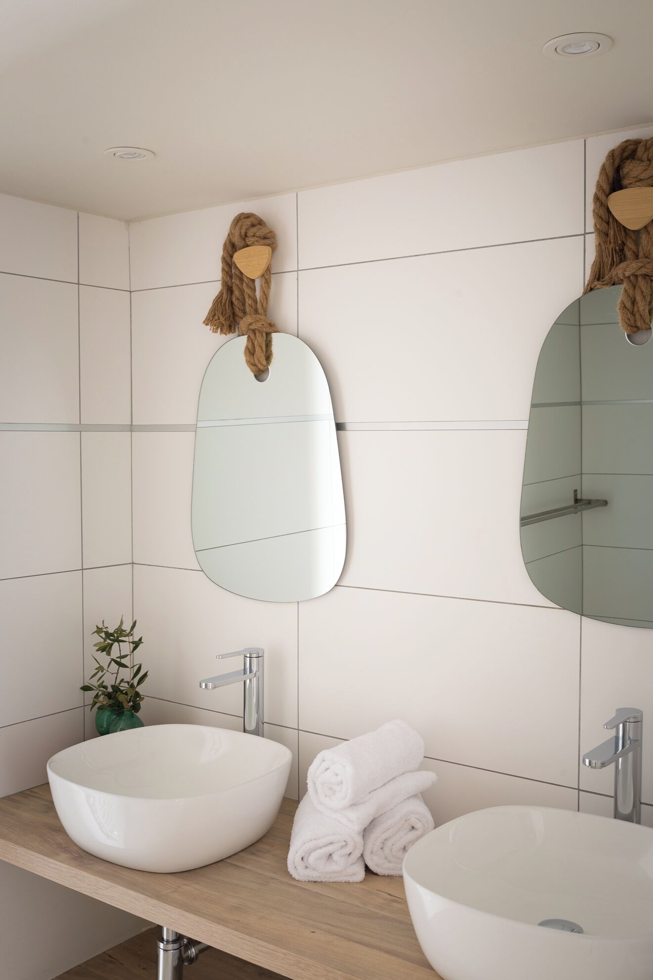 quadruple supérieure | bathroom | shower, free toiletries, hair dryer, towels