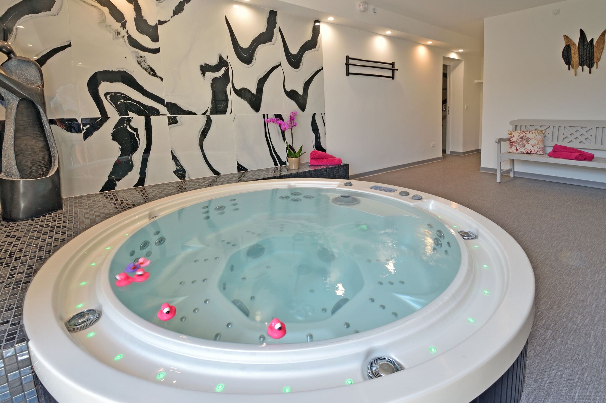 sauna, hot tub, 2 treatment rooms, massages