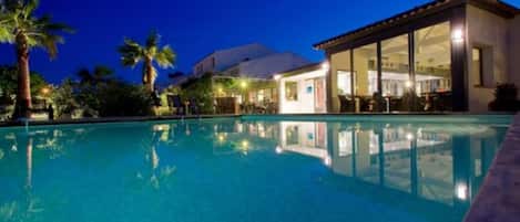 Seasonal outdoor pool, pool loungers