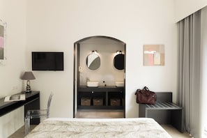 Habitación doble superior, terraza | Baño | Ducha, artículos de higiene personal gratuitos y secador de pelo