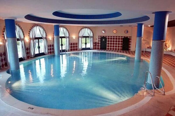 Alberca techada y alberca al aire libre