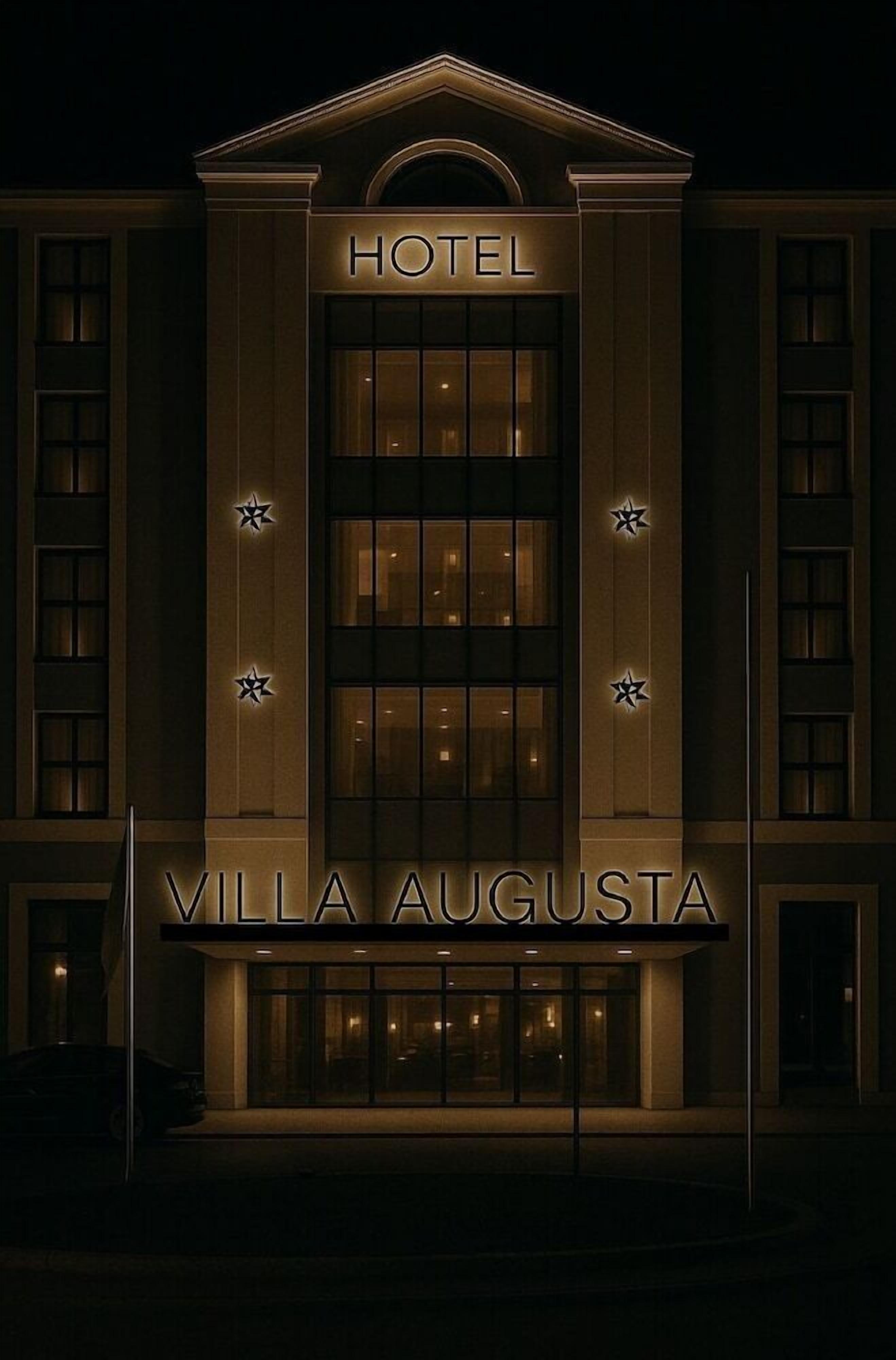 Un hotel llamado 'Villa Augusta' de estilo arquitectónico clásico, con una entrada destacada y amplias ventanas.