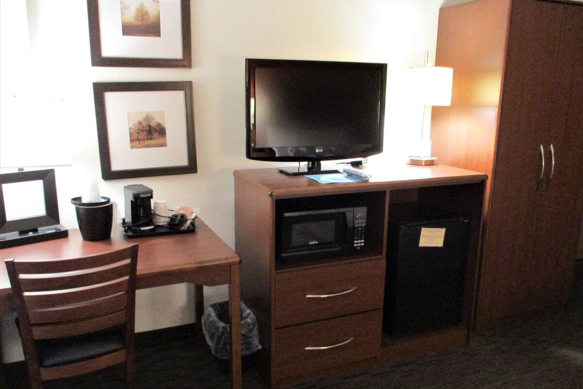 1 bedroom, desk, laptop workspace, blackout curtains