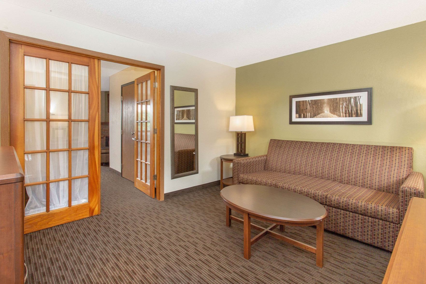 Living area | 37-inch flat-screen TV with cable channels, TV