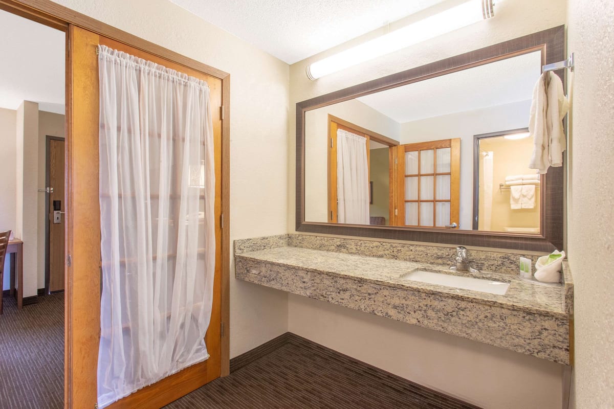 1 bedroom, desk, laptop workspace, blackout curtains