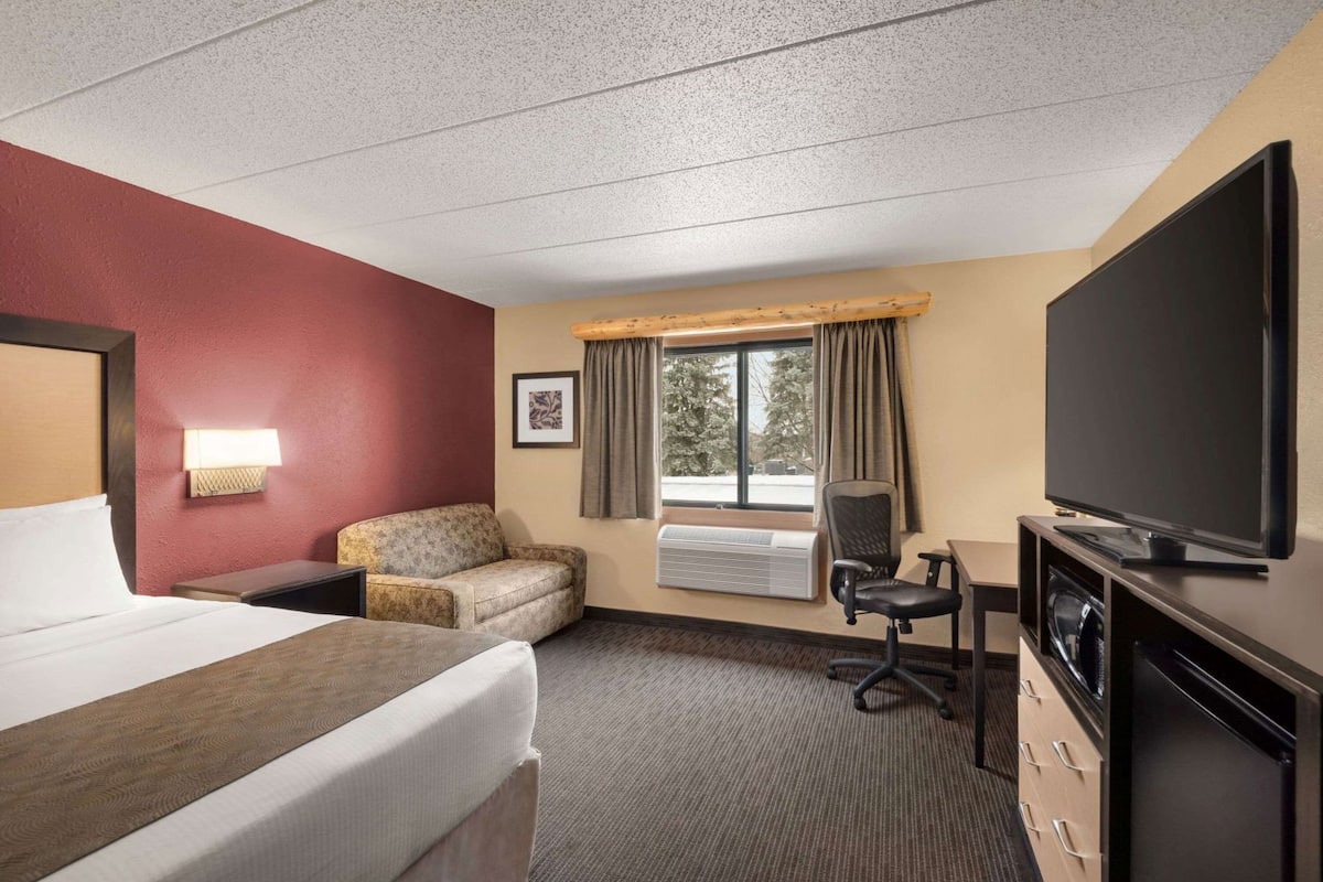 Desk, iron/ironing board, free cots/infant beds, rollaway beds