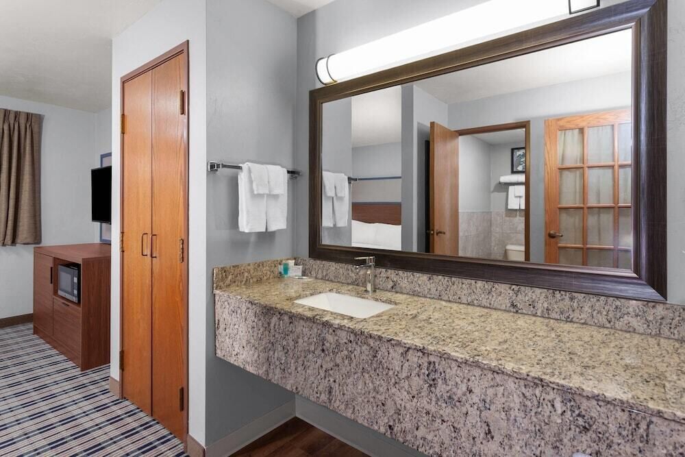 Bathroom | Combined shower/bathtub, hair dryer, towels