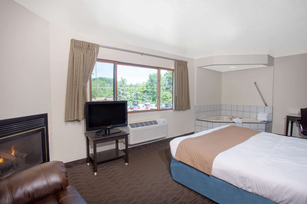 Suite, Multiple Beds, Non Smoking (Two-Bedroom) | Iron/ironing board, free cots/infant beds, rollaway beds, free WiFi