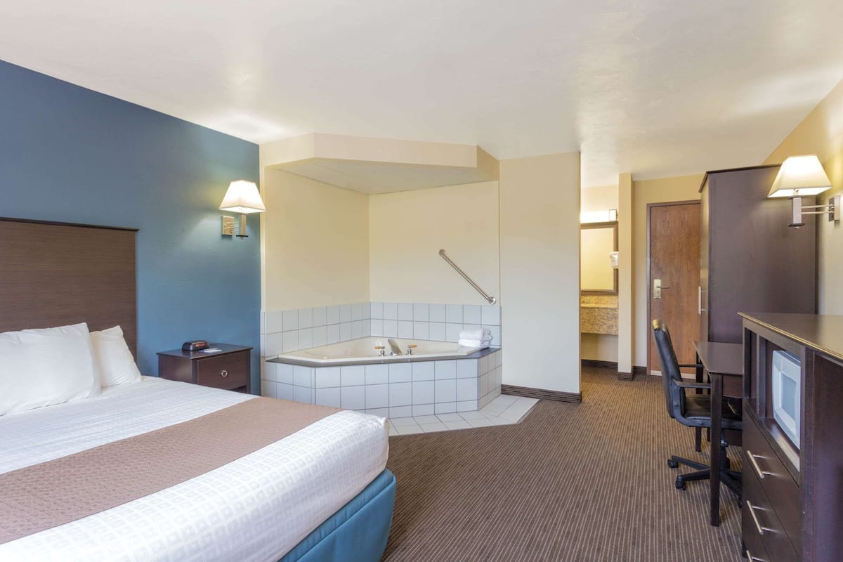 Room, 1 Queen Bed, Non Smoking | Iron/ironing board, free cots/infant beds, rollaway beds, free WiFi